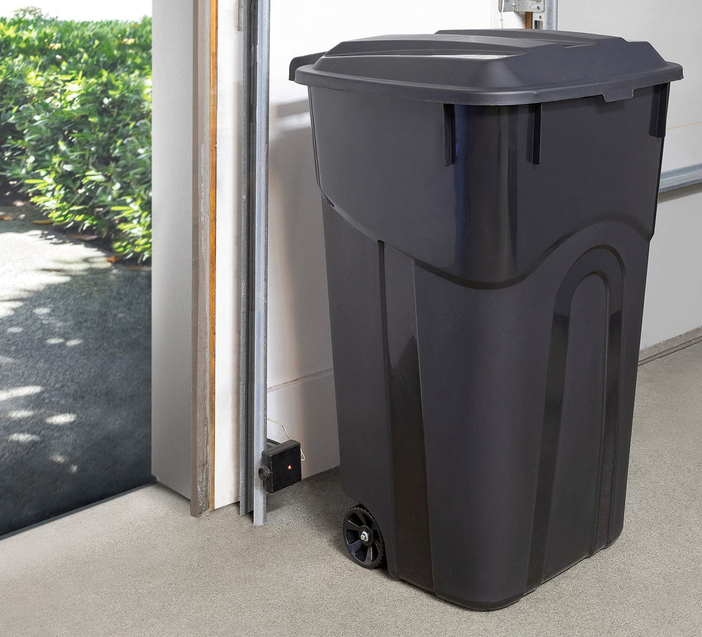 32 Gallon Black Wheeled Outdoor Garbage Can with Snap Lock Lid, 2 Pack H8481